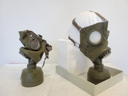 Gasmaske vor und nnch dem Anfertigen einer konservatorischen Montage für die Aufbewahrung im Depot (C) Historisches Museum Basel